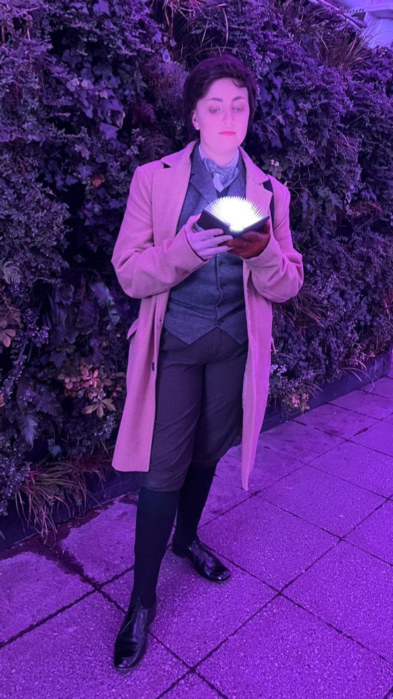 cosplay of edwin from dead boy detectives 