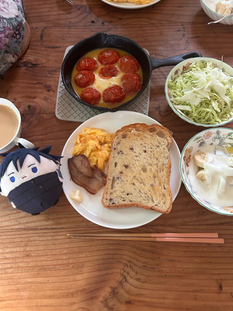 朝ごはん
トースト
スクランブルエッグ
ベーコン
トマト焼き
キャベツ
バナナキウイヨーグルト