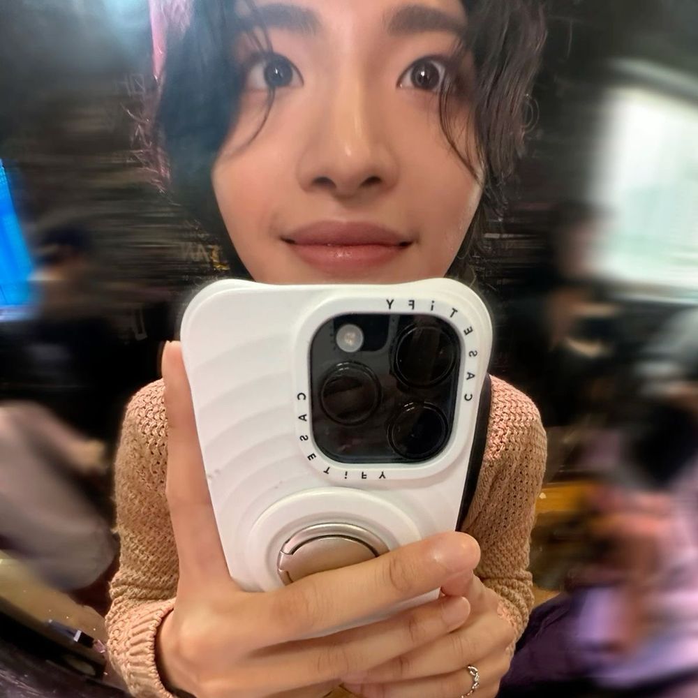 seonghwa ateez selfie with background blurred out 
