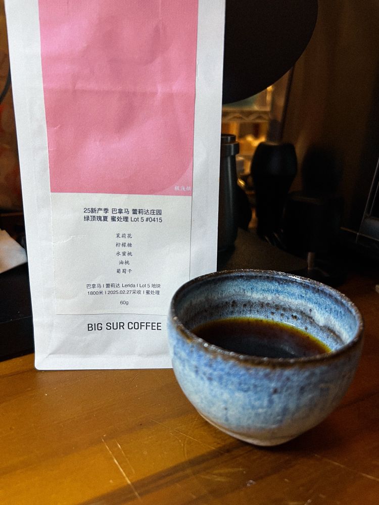 a small blue ceramic pour cup with espresso in front of a bag of coffee from big sur

25新产季 巴拿马 蕾莉达庄园
绿顶瑰夏 蜜处理 Lot 5 #0415
茉莉花
柠榉糖
水蜜桃
油桃
葡萄干
巴拿马 1 葡莉达 Lerida I Lot 5地块
1800米 | 2025.02.27采收|蜜处理
60g
BIG SUR COFFEE