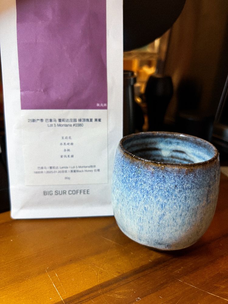 a blue ceramic glazed tumbler in front of a bag of coffee from big sur

25新产季 巴拿马 蕾莉达庄园 绿顶瑰夏 黑蜜
Lot 5 Montana #0380
茉莉花
水果硬糖
杏桃
蜜饯果脯
巴拿马 1蕾莉达 Lerida I Lot 5 Montana地块
1800米 12025.01.20采收1黑蜜Black Honey 处理
60g
BIG SUR COFFEE
