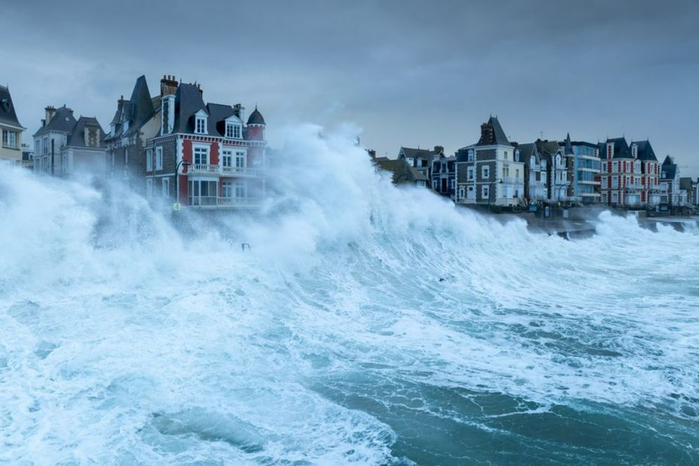 Tempêtes, fortes vagues, grandes marées. La digue du Sillon de Saint-Malo n'a qu'à bien se tenir