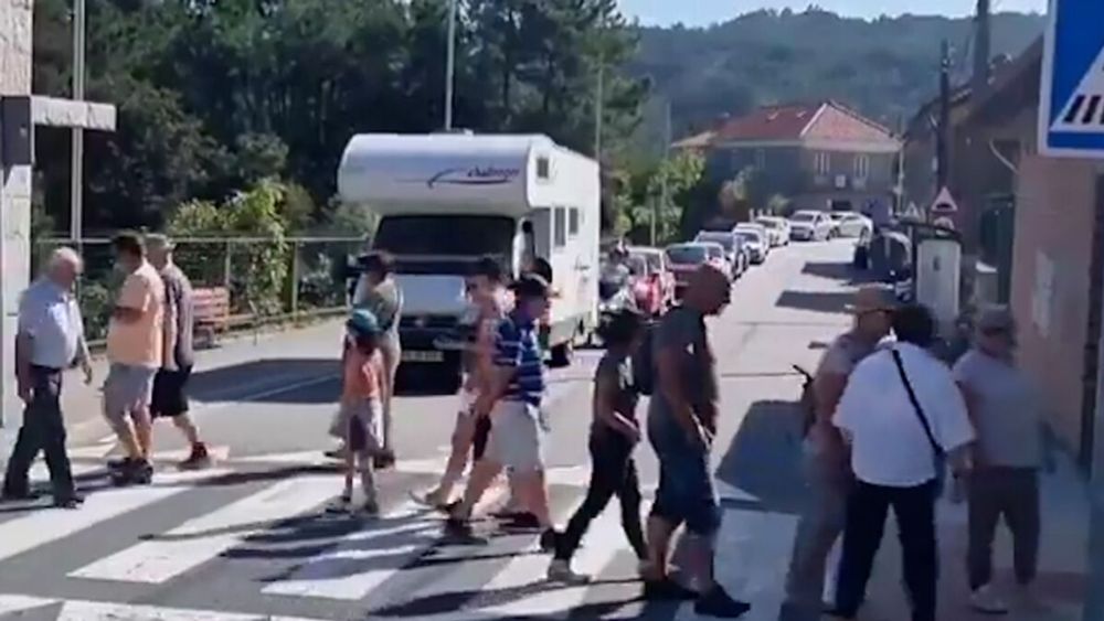 VIDÉO. Espagne : ces habitants traversent un passage piéton en continu pour empêcher les touristes de passer