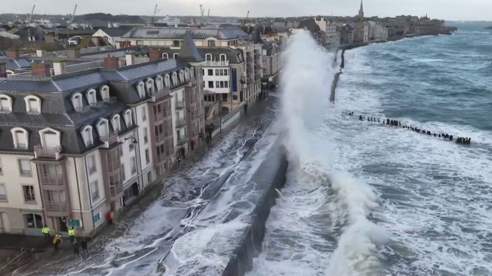 Dépression Pierrick : des vagues impressionnantes à Saint-Malo