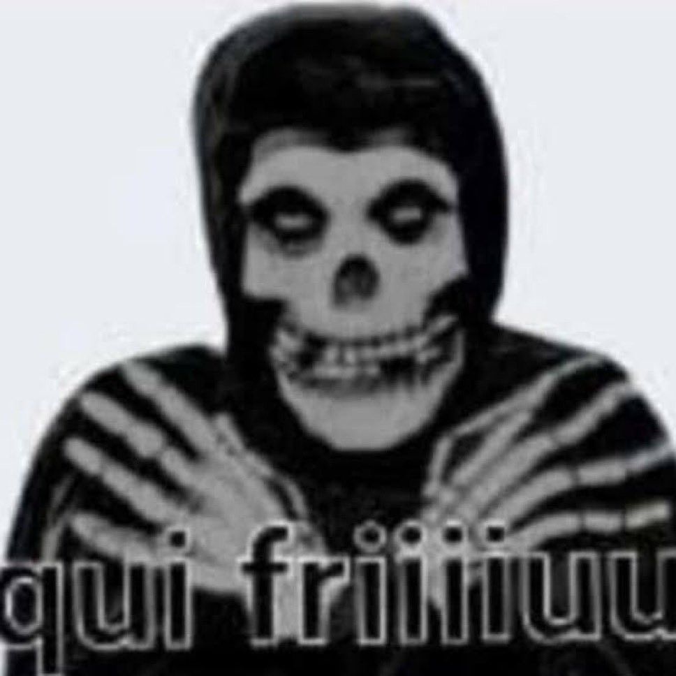 Crimson ghost abraçando os próprios ombros com o texto "qui friiiiiuu"