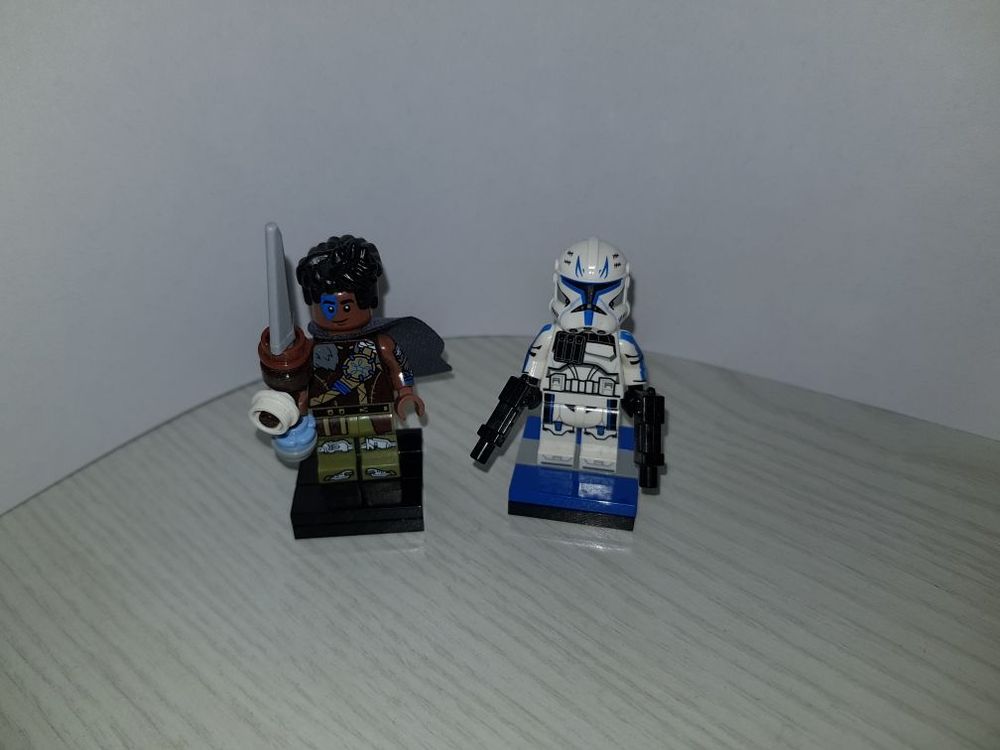 The Varl Lego Minifig from Horizon Adventures 77037 now on top the black base plate construction. To the right now the Captain Rex Lego Minifug from Star Wars 75391 on the same base plate construction, but with blue tiles and a grey jumper plate.