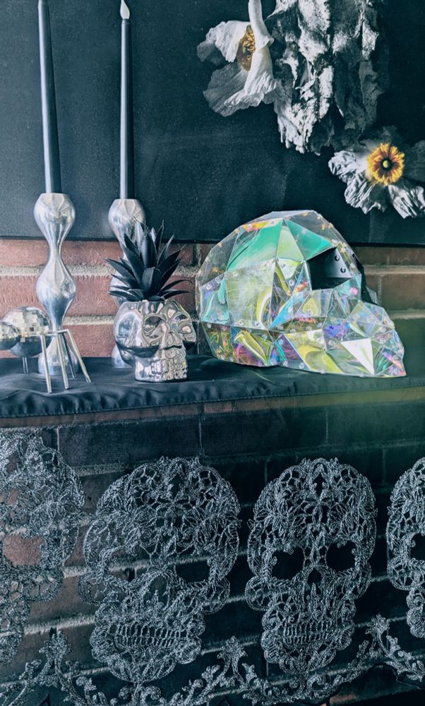 Halloween decorations on a mantle 