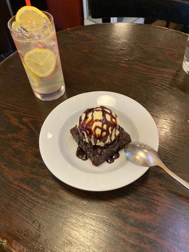 CHICCI 温めたブラウニーにアイスのせ
レモンスカッシュ