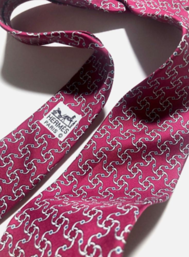 Hermès necktie with interlocking horse bit motif 