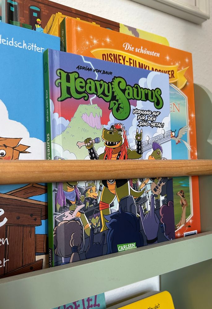 A book shelf presenting various kids‘ books, with my Heavysaurus comic in the middle 