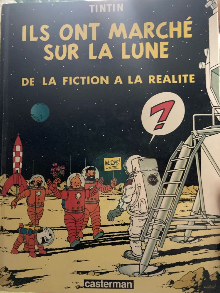 Couverture de Tintin Ils ont marché sur la Lune de la fiction à la réalité 
Neil Armstrong arrive sur la Lune et est accueilli par Tintin et ses amis