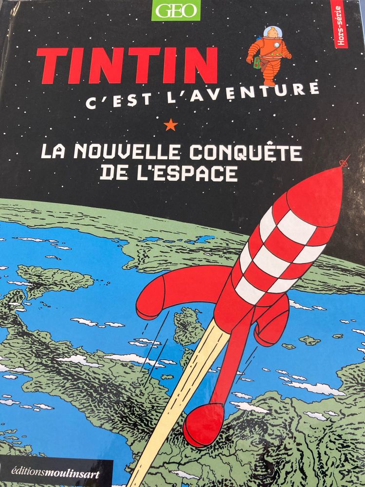 Couverture de Tintin c’est l’aventure 
Avec fusée lunaire qui décolle et Tintin en combi spatiale en haut à droite