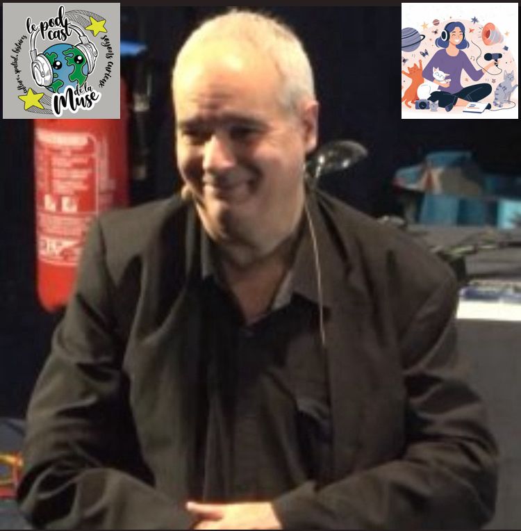 Le journaliste spatial Jean-François Pellerin 
En haut les logos des podcasts de la Muse
