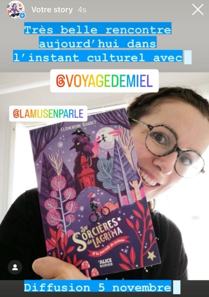 L’autrice pose avec son livre Les sorcières de Lacrima
Il est fait référence à son @ et à celui de la Muse
La date de diffusion est indiquée au 5 novembre