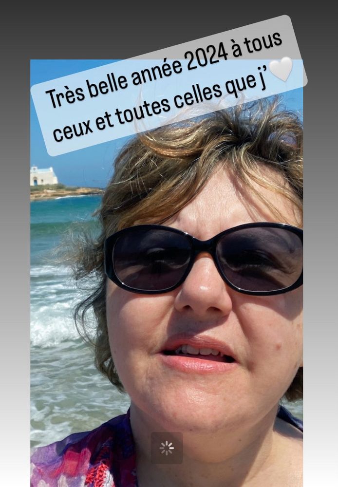 Photo de moi avril dernier au bord de la Méditerranée petite chapelle en fond sur minuscule île 
Bonne année à celles et ceux que j’🤍