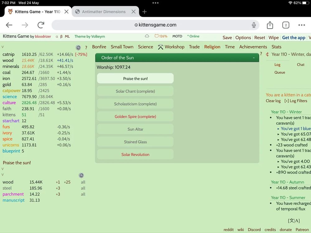 Skjermbilde av et enkelt tekstbasert interface med oversikt over ressurser, en boks der man kan tilbe solen på forskjellige måter og en meny øverst der man kan velge kategorier som Bonfire, Small Town, Science, Workshop osv.