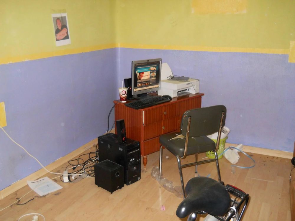Cheap janky looking computer setup. Unsure about the source; reverse image search turned up inconclusive