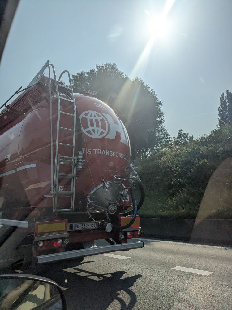 Photo d'un camion portant l'inscription "it's transpossible"