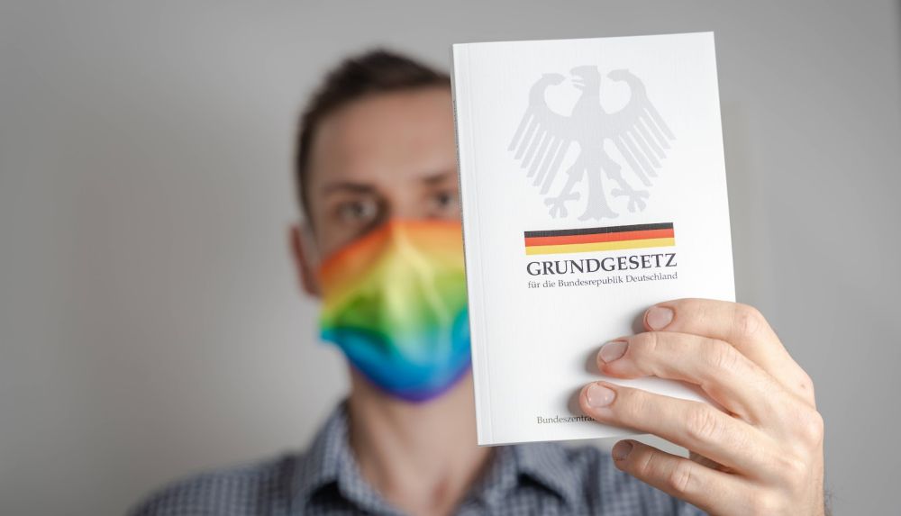 Schrecklicher Verdacht: Ist das Grundgesetz woke?