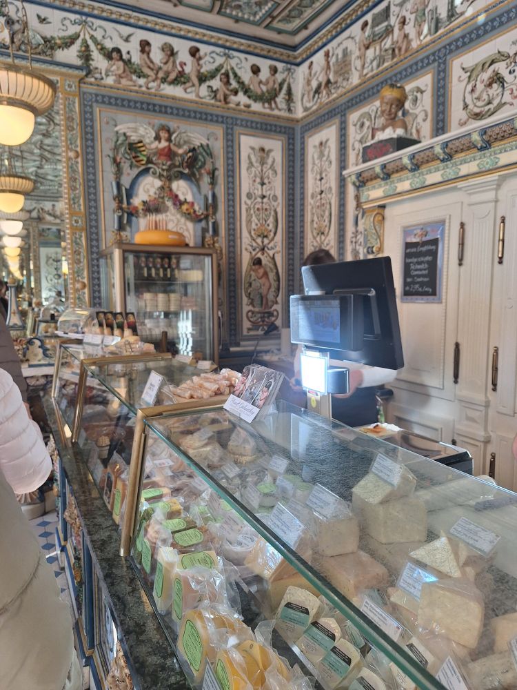 Käseladen in einem mit Fayancen ausgeschmückten Lokal