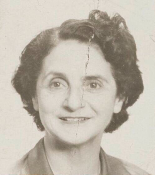 Passfoto von Tony Senders, um 1950. Senders lächelt. Die kurzen Haare sind etwas strubbelig. 

The copyright lied with the Historische Museum Frankfurt (Historical Museum of Frankfurt) which kindly released the file under a cc-by-sa during GLAM on Tour Frankfurt 2018. • CC BY-SA 4.0