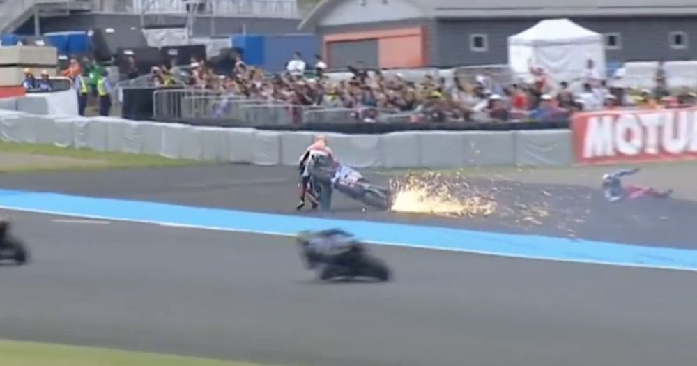 Vídeo: Álex Márquez toca em Mir e deixa moto acoplada em acidente bizarro no GP do Japão | MotoGP | Grande Prêmio