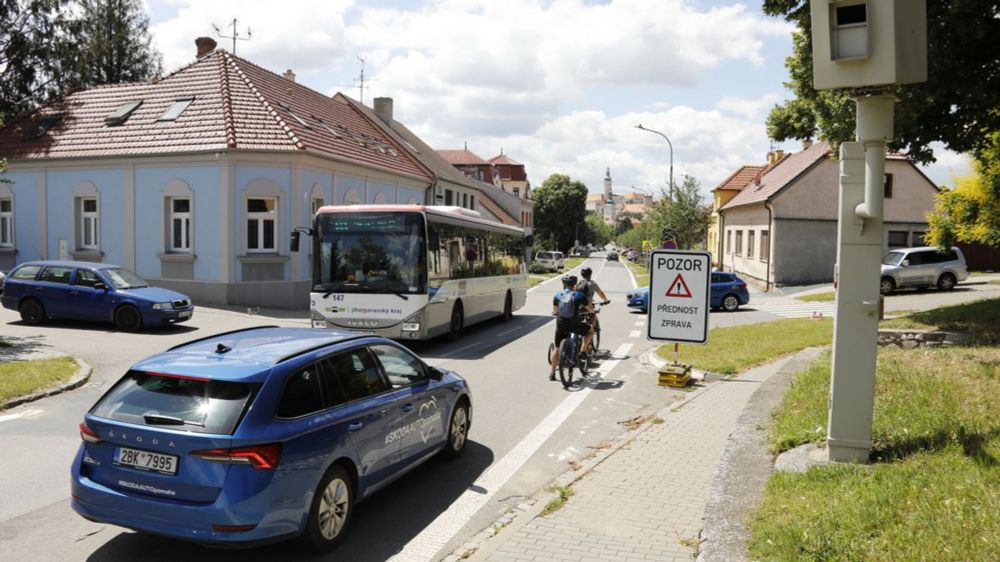 Třicítka i pravidlo pravé ruky. Mikulov spustil novinky v dopravě a přišel chaos a protesty - Novinky