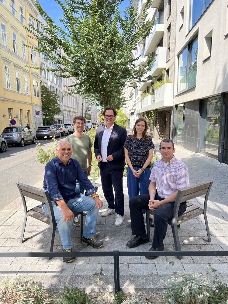 Bezirksvorsteher Markus Reiter mit Vertreterinnen von geht-doch, walk-soace und Radlobby und mir bei einer von Bäumen beschatteten konsumfreien Sitzgelegenheit in der Zieglergasse