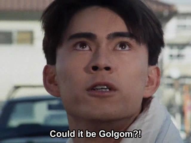 Screenshot de um episódio de Kamen Rider Black em que o protagonista, Kotaro Minami, está suspeitando como sempre de que o enredo da semana é um plano maligno da organização do mal Golgom. Como sempre, sim.

O texto diz "Could it be Golgom?!" (poderia ser Golgom?) porque eu não achei um screenshot em português no momento. 