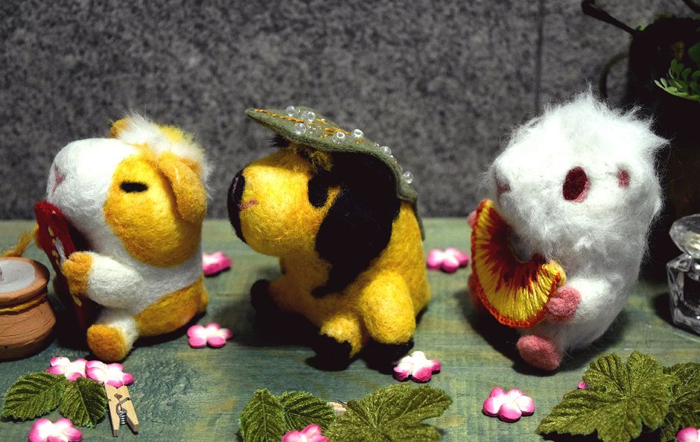The same guinea pigs, but this time it's their left side view. The fruits and leaf they are holding was made with felt and embroidered