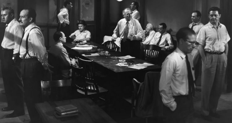 Scène de 12 hommes en colère où les personnages tournent le dos à celui qui s'est lancé dans un discours raciste.