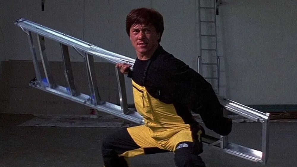 Jackie Chan se battant avec une echelle