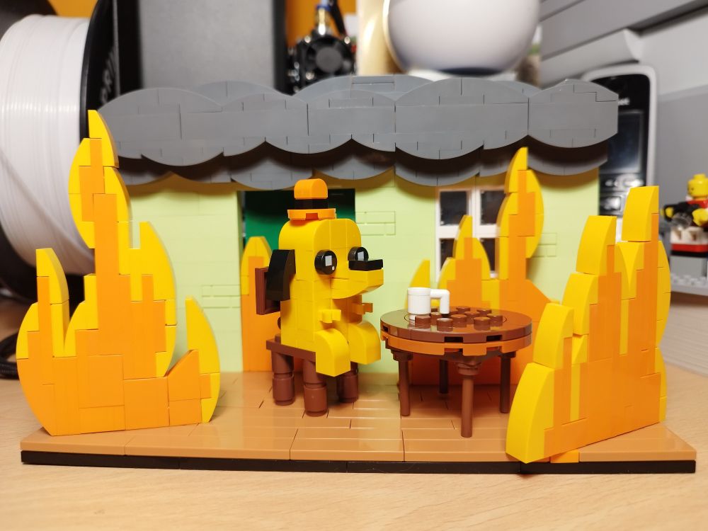 Ein Klemmbaustein-Set, dass das This-is-fine-Meme darstellt.