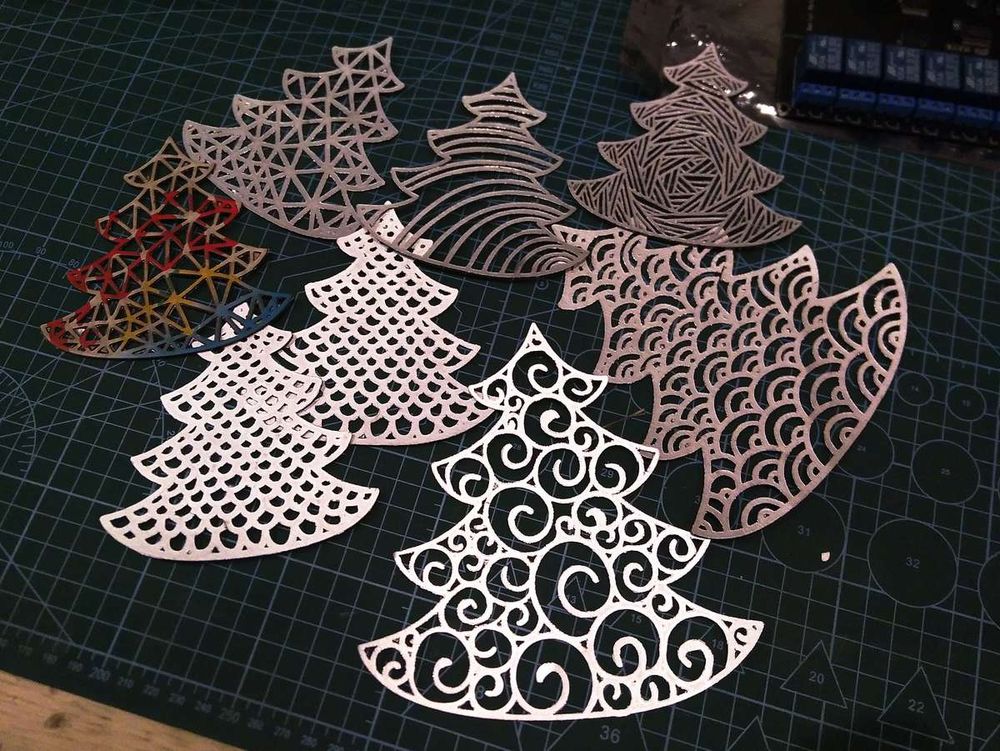 Du carton de boite de lait en poudre découpé à la découpeuse laser fait de beaux petits sapins décoratifs.