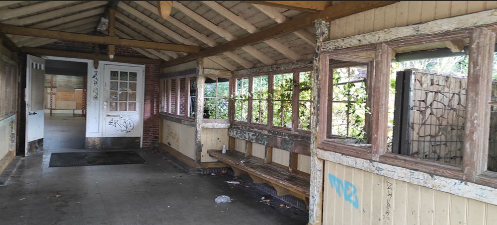 Verwahrloste Bahnhofshalle in Schleswig