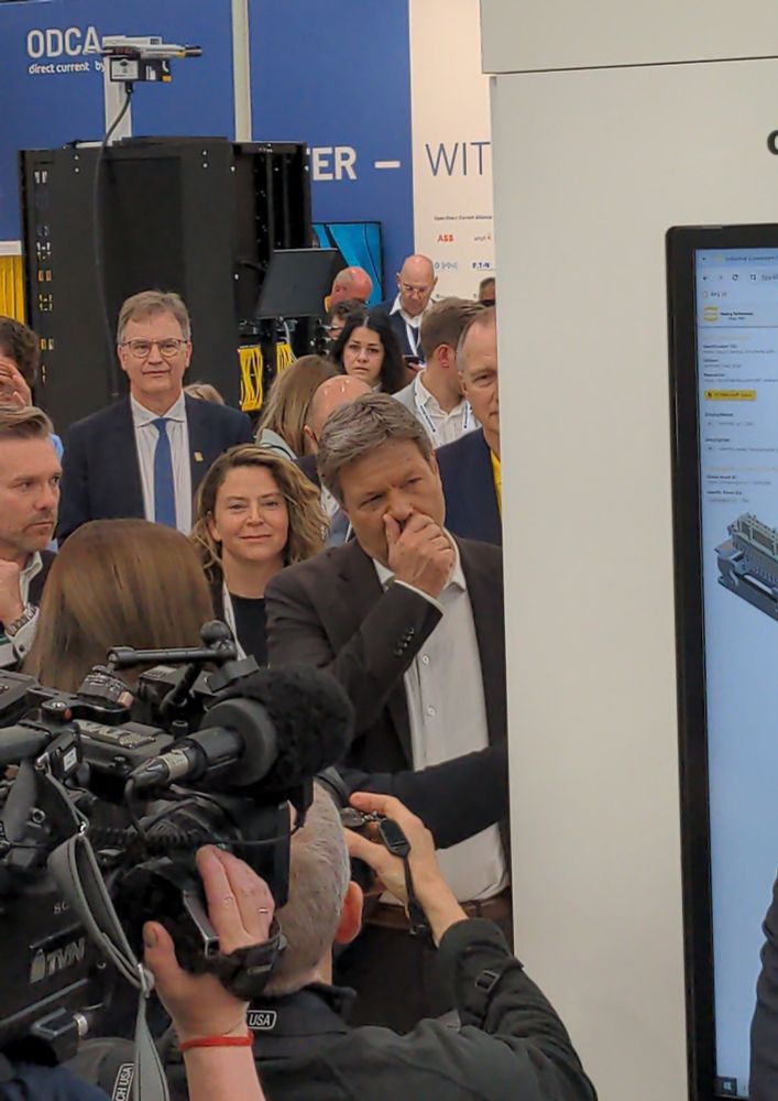 Robert Habeck hat seine Hand überlegend am Mund.