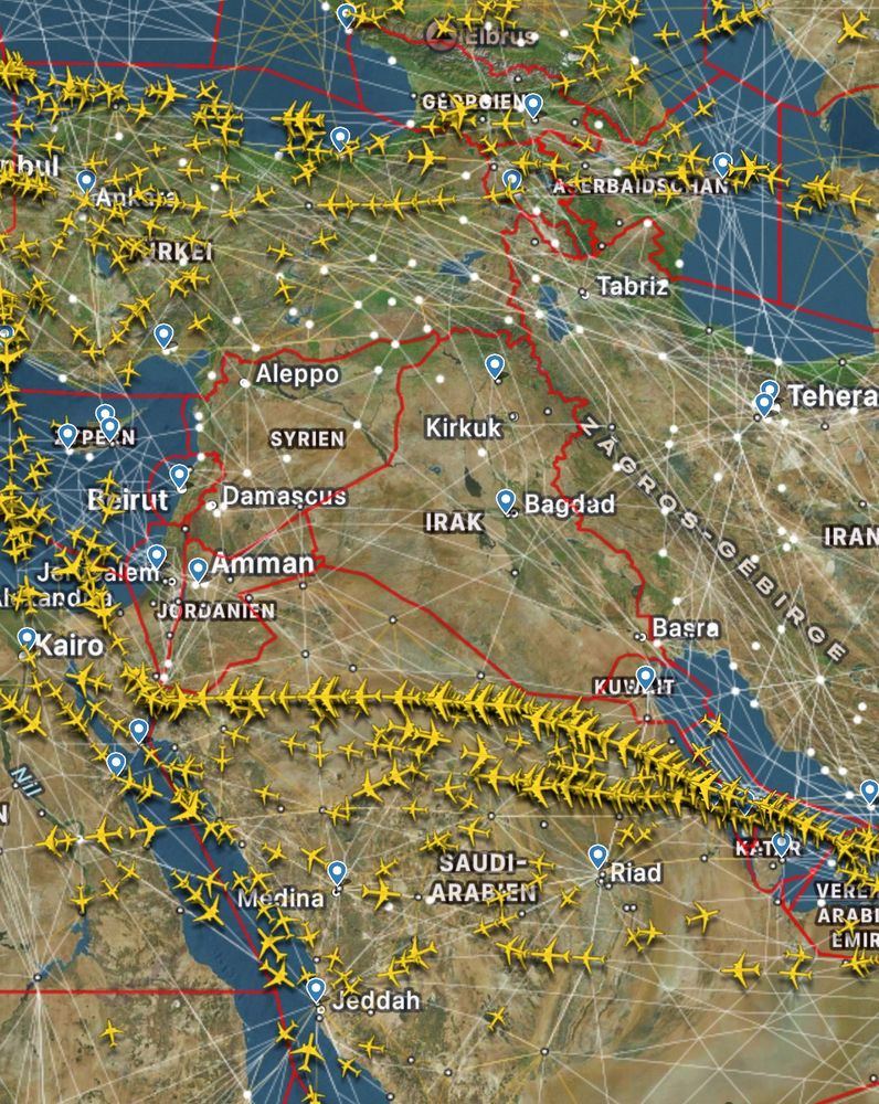 Karte aus FR24 die eine lange und dichte Kette von Flugzeugen südlich des Irans zeigt.