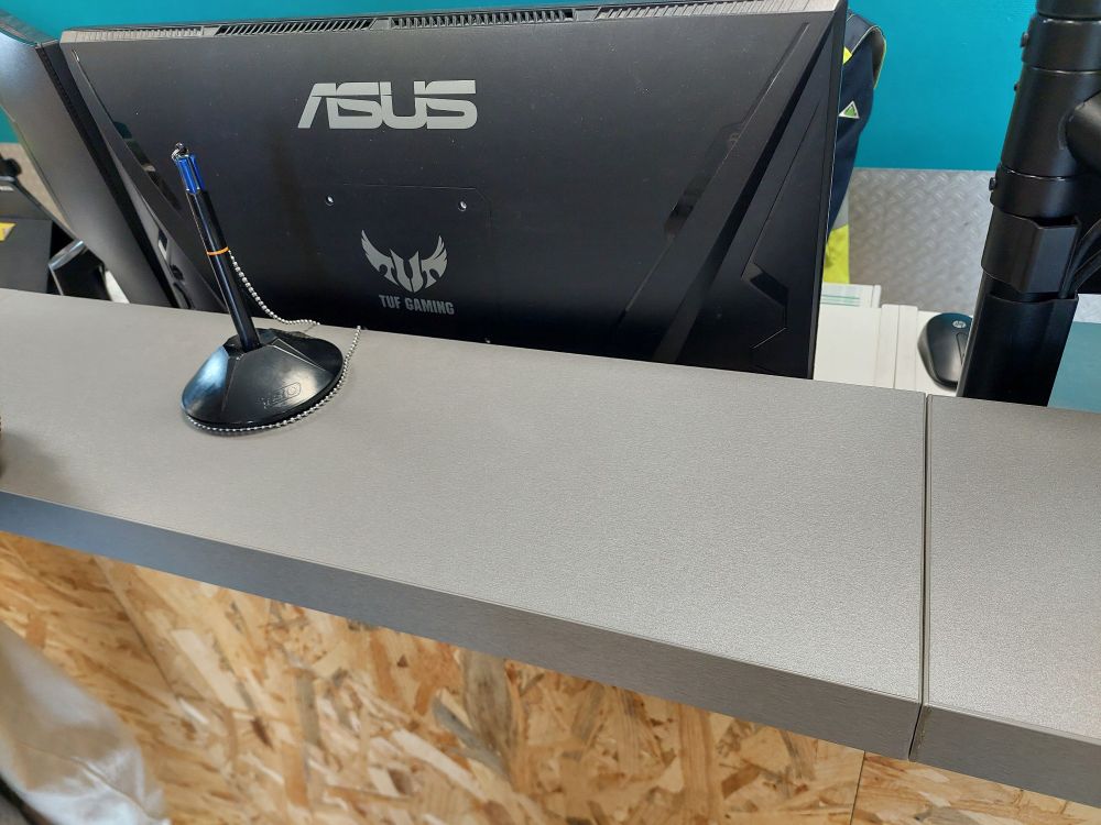 Un écran ASUS TUF GAMING au comptoir d'un magasin Leroy Merlin, un tant soit peu incongru en degors de son habitat naturel