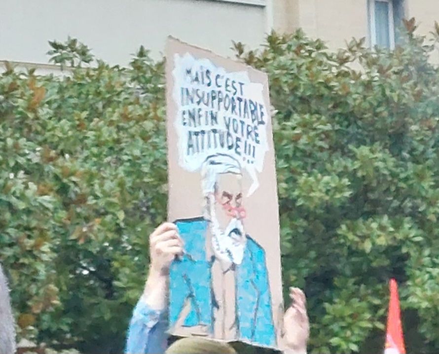 Pancarte Pascal Praud qui dit "mais enfin c'est insupportable votre attitude !"