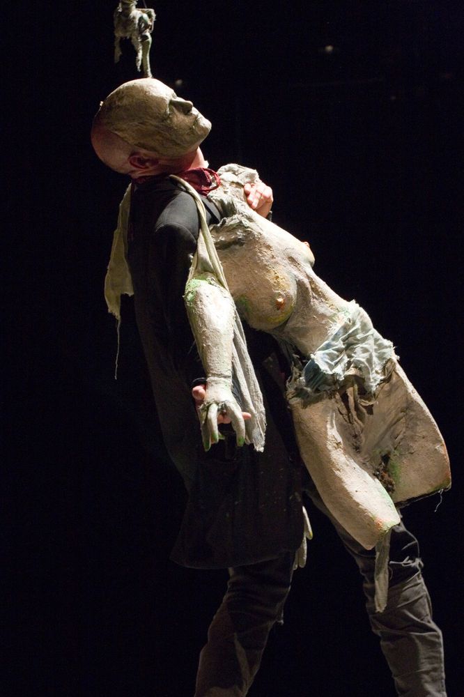SPLEEN
Charles Baudelaire: Poems in Prose

by Figurentheater Wilde & Vogel

“Which one of us, in his moments of ambition, has not dreamed of the miracle of a poetic prose, musical, without rhythm and without rhyme, supple enough and rugged enough to adapt itself to the lyrical impulses of the soul, the undulations of reverie, the jibes of conscience?
It was, above all, out of my exploration of huge cities, out of the medley of their innumerable interrelations, that this haunting ideal was born.“
Charles Baudelaire, Preface to Paris Spleen, 1869

Spleen is a kaleidoscope of pictures, so songs and miniatures, inspired by Charles Baudelaire’s collection of poems in prose Le Spleen de Paris, which was published posthumously in 1869. Mankind on the threshold to modernity is described in the scenes played out between thirst for life and longing for death, between a romantic search for infinity and a brutal triviality.

The play is open in this production: the performers are on the stage with puppets and musical instruments, Baudelaire’s texts spoken by children and recorded on tape. The magic of this kaleidoscope develops in the imagination between actors, material and audience: A sequence of pictures and live-music, that wants to counterpoint Baudelaire’s vision of the world and open it for an understanding from the present.

Directed by: Hendrik Mannes
Performance & puppets: Michael Vogel
Live-music: Charlotte Wilde

Foto: Jaana Jur