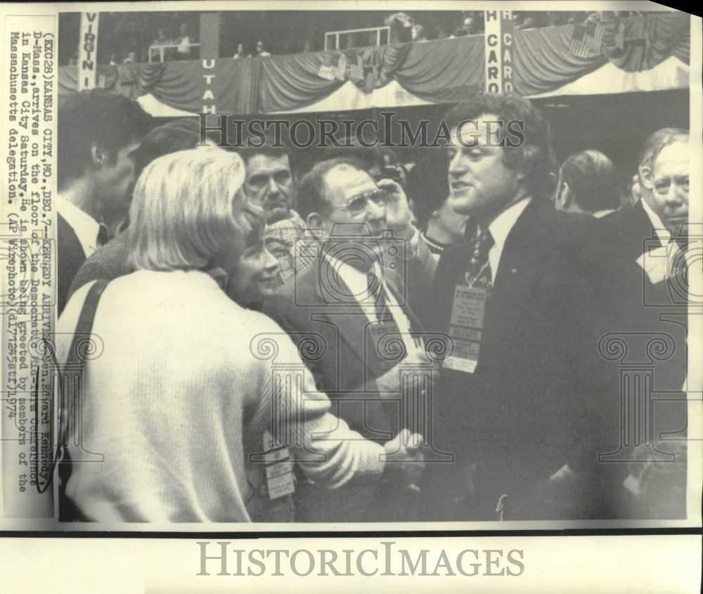 1974 Press Photo Senator Kennedy arrives at Democratic Mid-term Conference in Kansas City, Missouri