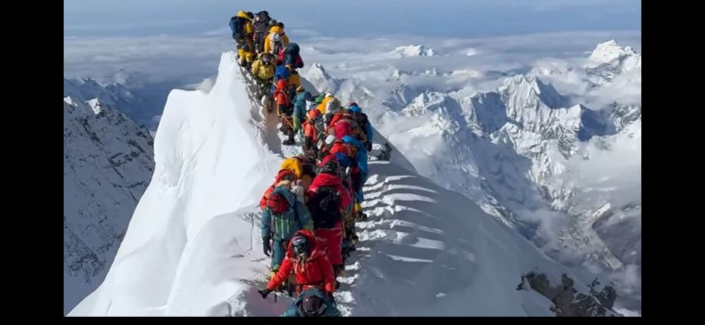 People queuing to get their selfie at the summit of Everest. On one day in May 2019, 358 reached the summit.
Photo: Hindustani Times