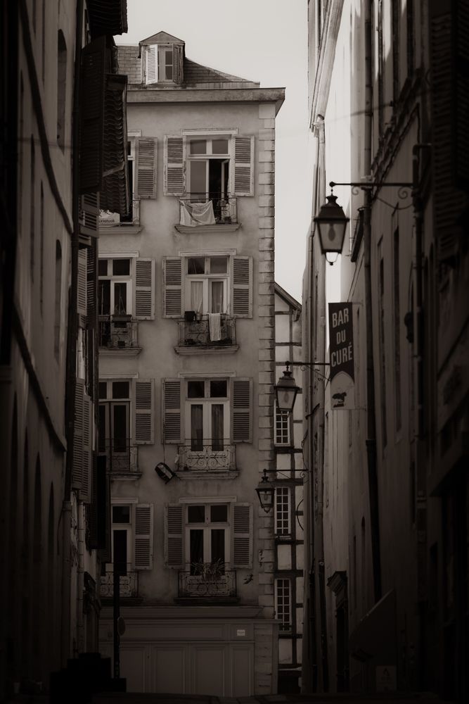 An apparently old photo of a street in Bayonne