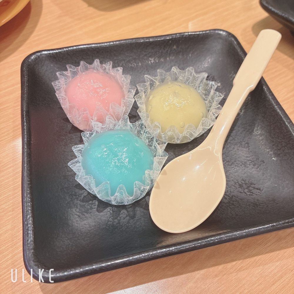 なんかラムネ味とレモン味といちご味の団子！意外に美味しかった🥰