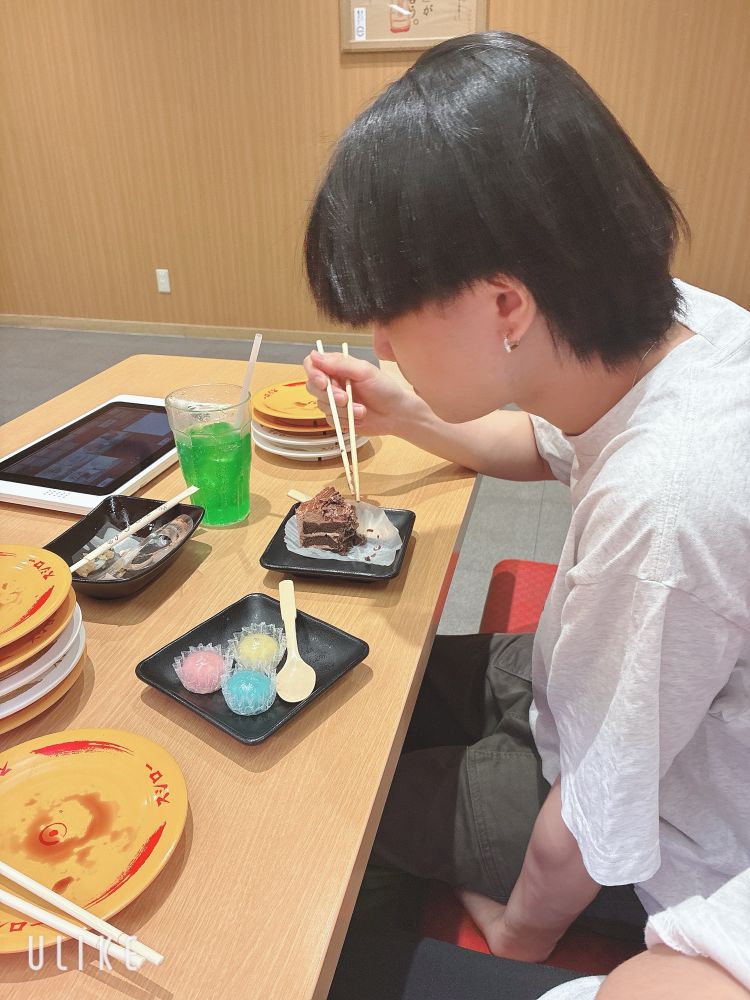 寒い〜って言って手を太ももに挟んでる図