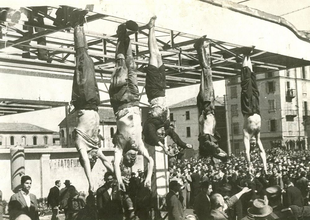 cena forte pós-linchamento, morte e exposição do corpo do líder fascista da Itália e outros fascistas em 1945.