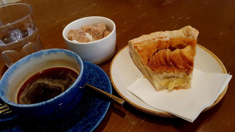 Service à table. Serviette en papier entre l'assiette et la tarte. Absurde?
