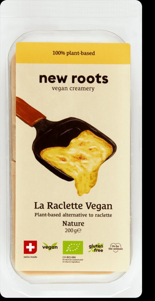 Verpackung des veganen Käses «La Raclette Vegan Nature» von New Roots. Auf der Vorderseite ist eine Illustration eines Raclettepfännchens mit geschmolzenem Käse zu sehen. Beschriftung: 100 % pflanzlich, vegan, glutenfrei, schweizer Herkunft, 200 g.