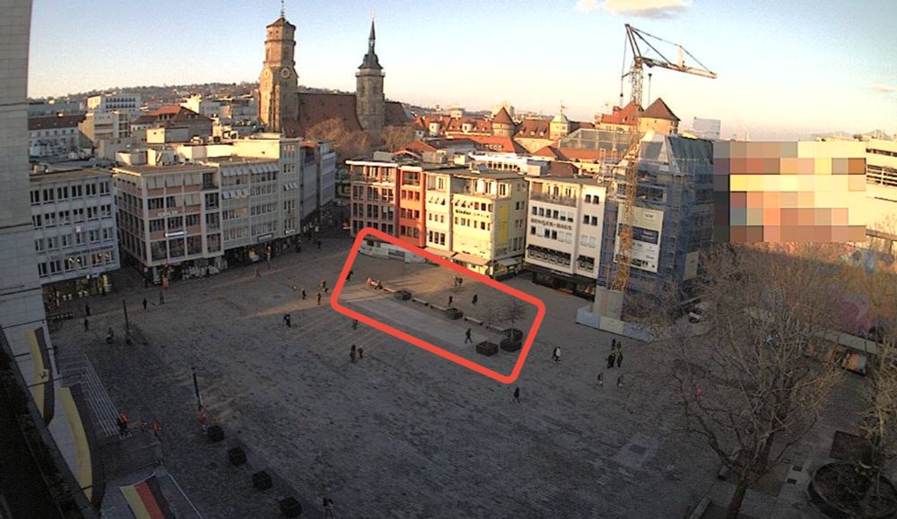 Stuttgarter Marktplatz von oben (Webcam Stuttgart). Am oberen Rand ein rotes Rechteck, dass den Bereich der Wassersprudler markiert.