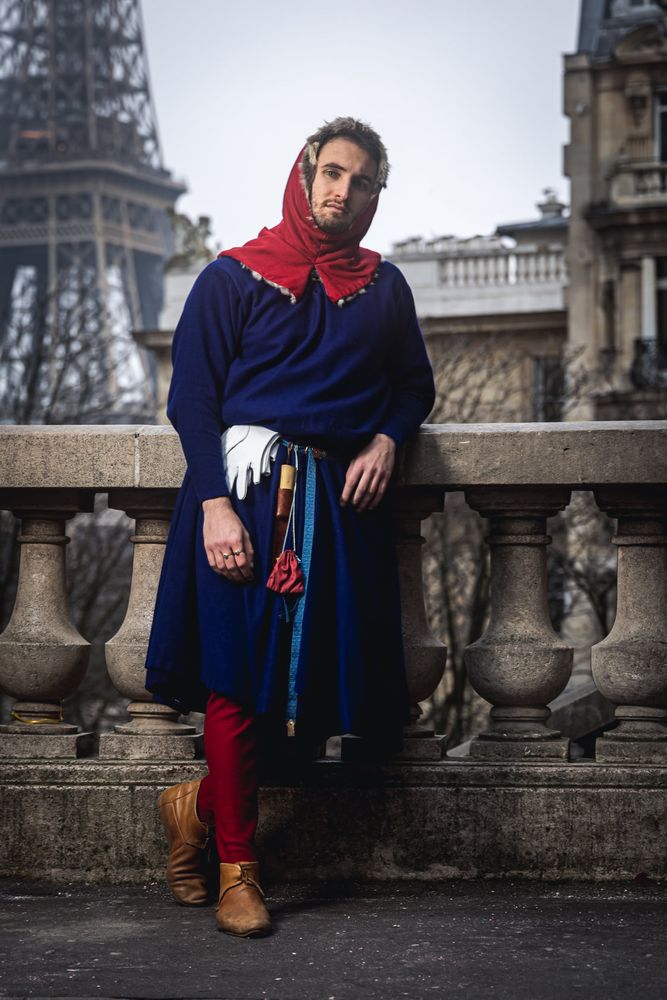 photo d'une personne en costume d'inspiration médiévale avec en fond la tour eiffel